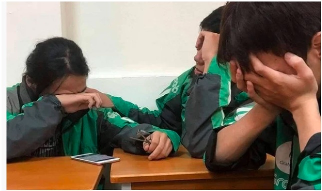 3 sinh viên quê miền Trung có hoàn cảnh khó khăn phải chạy xe ôm kiếm tiền mưu sinh. Ảnh: FB