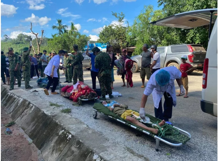 Những nạn nhân may mắn sống sót sau vụ sạt lở được đưa xuống Trung tâm Y tế huyện Bắc Trà My. Tất cả đều trong tình trạng đa chấn thương, các nạn nhân tỉnh táo.