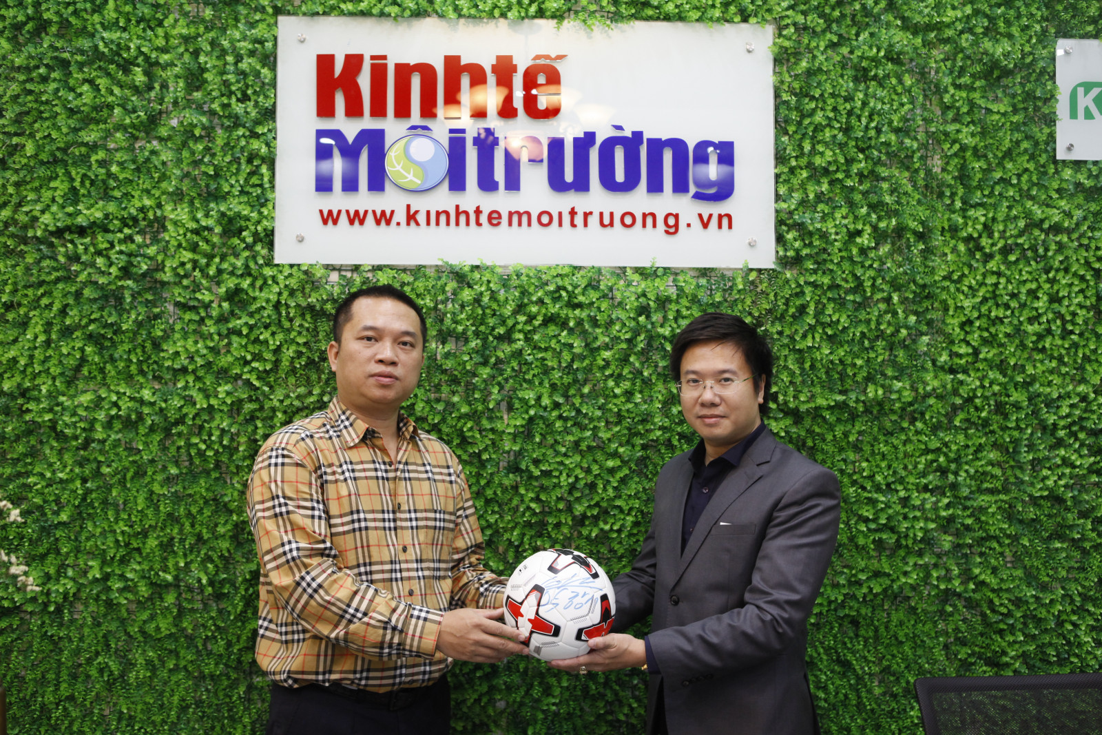  Ông Hoàng Tùng, đại diện Ban Đối ngoại Trung ương trao tặng bóng có chữ ký của HLV Park Hang-seo cho BTC Giải bóng đá Kinh tế Môi trường lần I-2020. Ảnh: Đức Giang.