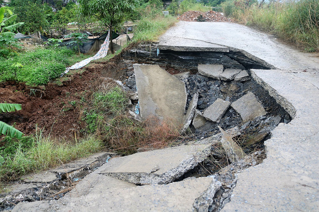 Tuyến đường liên thôn đoạn gần cầu Hòn Ngọc (xã An Sơn, huyện Thủy Nguyên, Hải Phòng) bất ngờ sụt lún mạnh gây nứt toác 2/3 mặt đường tạo thành “hố tử thần”.