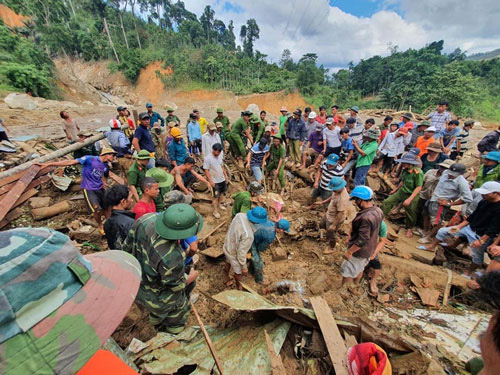 Tìm kiếm những người mất tích tại xã Trà Leng, huyện Nam Trà My, tỉnh Quảng Nam.