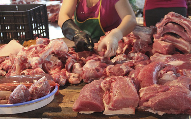Giá thịt lợn hơi tăng mạnh sau mưa lũ