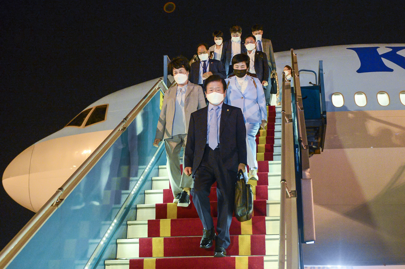 Đoàn đại biểu cấp cao Quốc hội Hàn Quốc do Chủ tịch Quốc hội Hàn Quốc Park Byeong-Seug dẫn đầu đến Hà Nội, bắt đầu chuyến thăm chính thức Việt Nam.