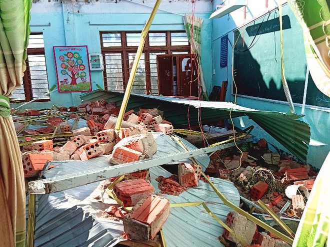 Bốn học sinh bị vùi chết, 300 trường học ở Quảng Nam tan hoang vì mưa bão