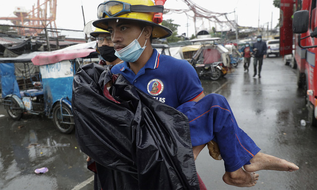  Hình ảnh đội cứu hộ giải cứu người dân trong bão Goni.