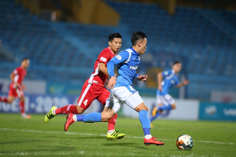 Hiệp thi đấu thứ hai đội chủ nhà Than Quảng Ninh đẩy cao tốc độ trận đầu, đá với đội hình dâng cao, cơ hội đến với đội bóng đất mỏ cũng vì thế nhiều hơn. P