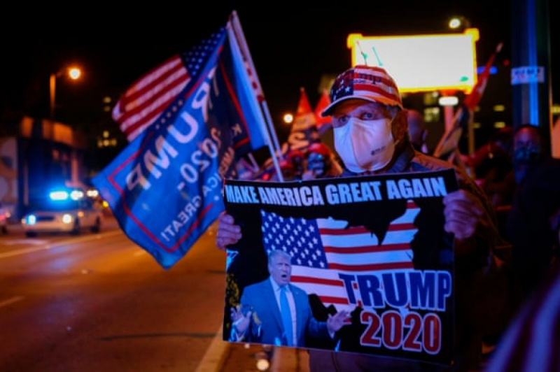 Những người ủng hộ Tổng thống Trump tập trung bên ngoài một nhà hàng ở Miami, Florida tối 3/11. Ảnh: Getty