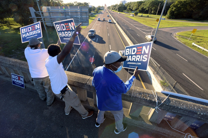 Những người ủng hộ ông Biden ở Jacksonville, Florida. Ảnh: USA Today.