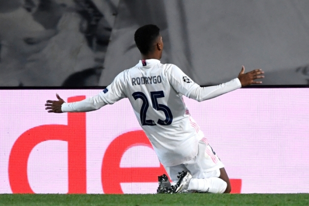 Rodrygo dứt điểm chuẩn xác hạ gục Handanovic ấn định tỷ số 3-2 cho Real Madrid.