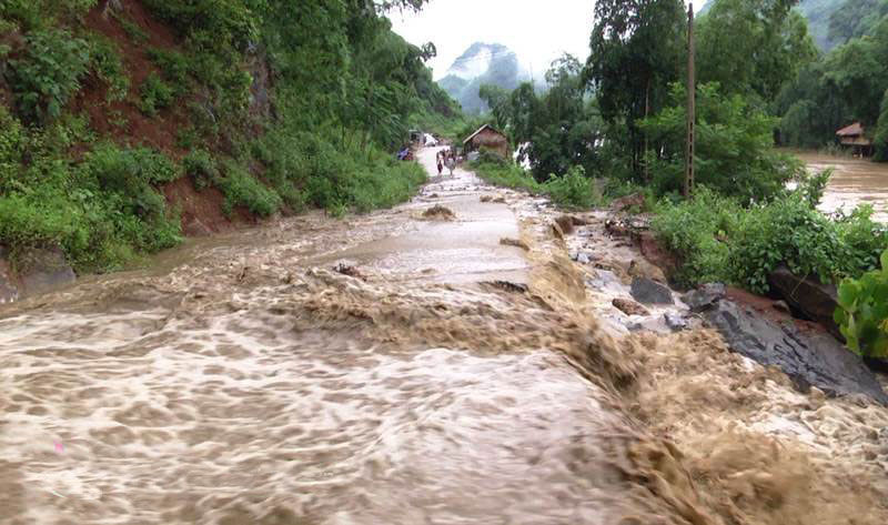 Từ nay đến ngày 6/11, ở các tỉnh từ Quảng Nam đến Bình Định có mưa rất to. Từ đêm nay, trên các sông ở Hà Tĩnh đến Phú Yên và khu vực Tây Nguyên sẽ xuất hiện một đợt lũ.