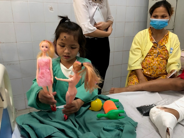 Hai con gái của anh Nguyễn Cao Tùng đang dần hồi phục.