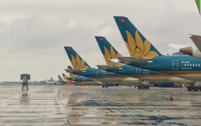 Do ảnh hưởng của bão số 13, Cục Hàng không Việt Nam quyết định đóng cửa 5 sân bay khu vực miền Trung từ ngày 14 - 15/11. Cùng với đó nhiều hãng hàng không cũng ra thông báo hủy hàng loạt chuyến bay.