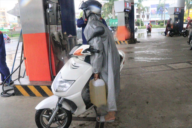 Lo lắng khi bão số 13 đổ bộ sẽ gây gió lớn, dẫn đến dễ bị mất điện, người dân Đà Nẵng đã đổ xô đi mua xăng, dầu về dự trữ.