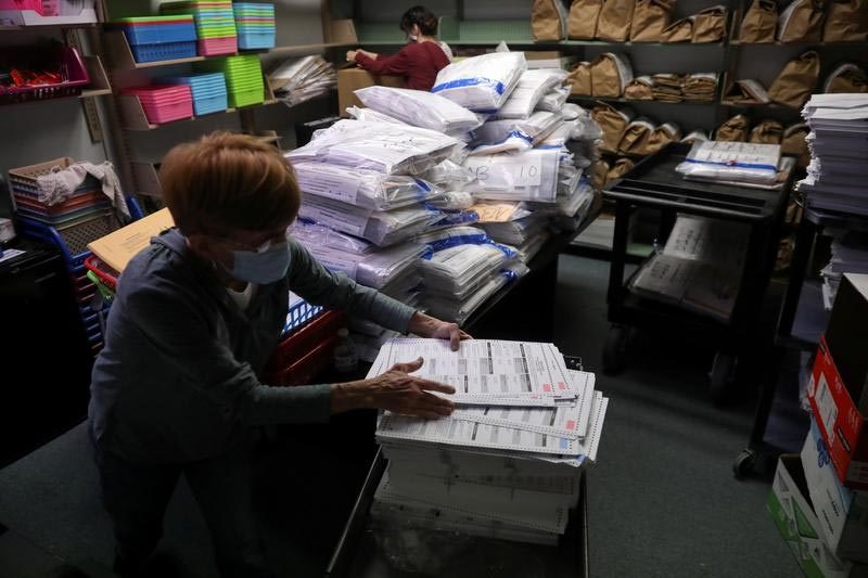 Quan chức bầu cử Pam Hainault sắp xếp những lá phiếu chưa sử dụng bị trả về sau Ngày Bầu cử ở Kenosha, Wisconsin, ngày 4/11. Ảnh: Reuters