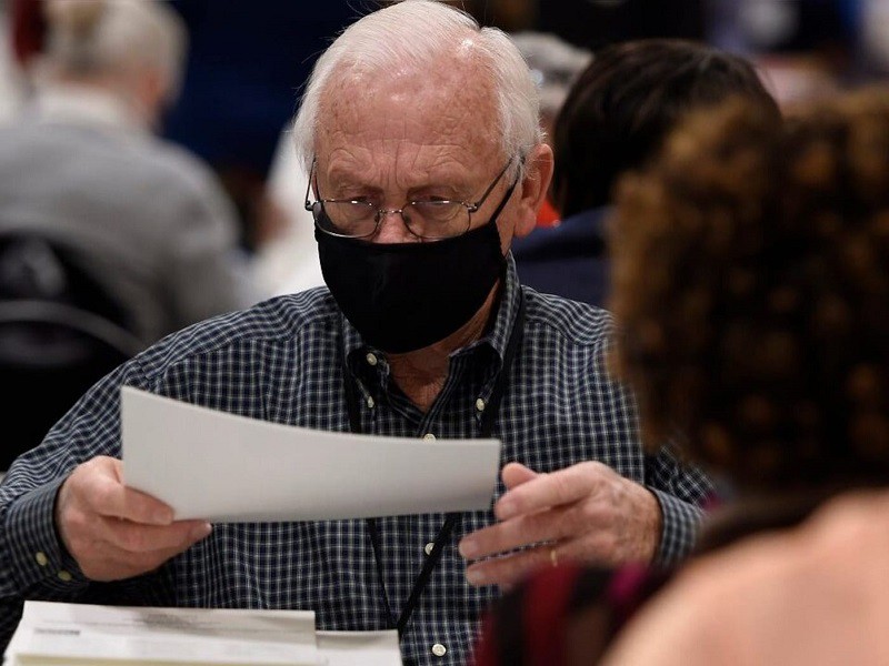 Một quan chức bầu cử ở bang Georgia kiểm lại phiếu bầu tổng thống năm 2020. Ảnh: AP