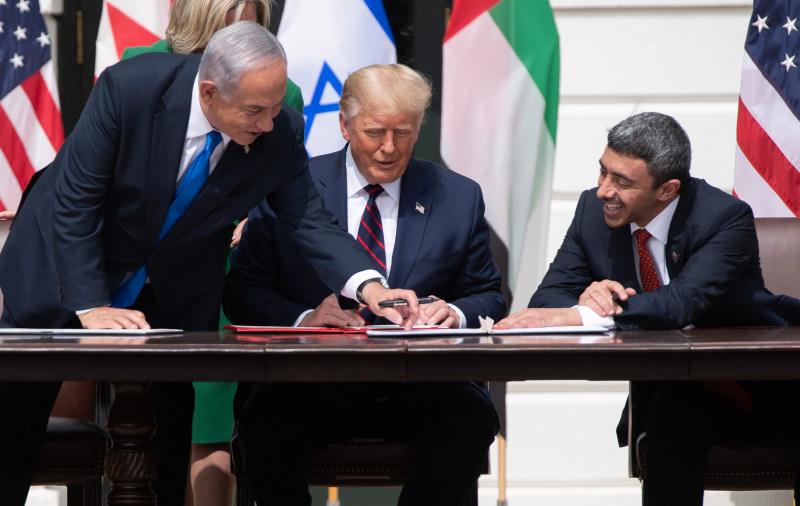 Thủ tướng Israel Benjamin Netanyahu (trái), Tổng thống Mỹ Donald Trump (giữa) và Ngoại trưởng UAE Abdullah bin Zayed Al-Nahyan tại lễ ký Hiệp định Abraham tại Nhà Trắng ngày 15/9. Ảnh: GETTY IMAGES