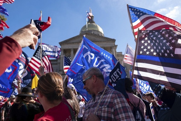 Những người ủng hộ ông Trump tụ tập bên ngoài Văn phòng chính quyền bang Georgia hôm 21/11. Ảnh: AP