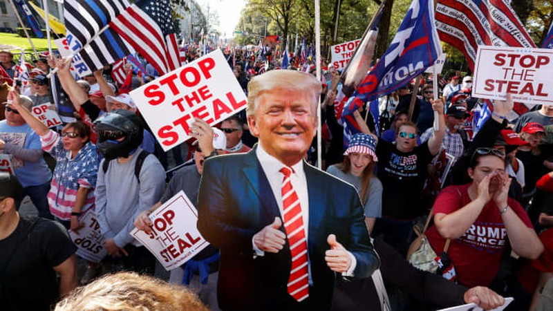 Những người ủng hộ ông Trump phản đối kết quả cuộc bầu cử tổng thống Mỹ ở TP Atlanta bang Georgia. Ảnh: REUTERS