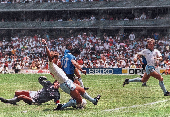 Trong 90 phút ở tứ kết World Cup 1986, Maradona để lại 2 khoảnh khắc kinh điển, được nhắc cho đến ngày nay. 