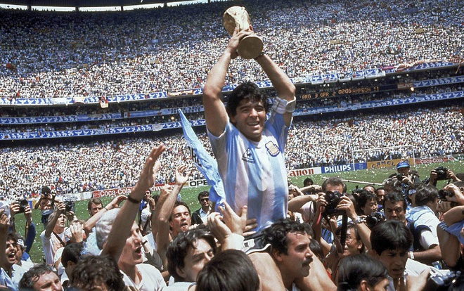 Sự xuất sắc của Maradona ở World Cup 1986 đưa tuyển Argentina lên ngôi vô địch. Kể từ đây, Maradona là người hùng tại xứ sở tango. Đây cũng là khoảnh khắc tuyệt vời nhất trong sự nghiệp lẫy lừng của Maradona.