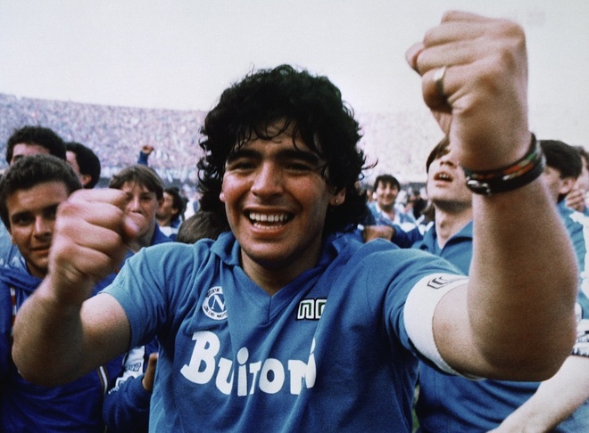 Ở cấp CLB, Maradona gặt hái thành công nhiều nhất ở Napoli. Mùa giải 1986/87, Maradona là đầu tàu để dẫn dắt Napoli giành cú đúp danh hiệu Serire A và cúp quốc gia Italy. Sau thành công này, Maradona trở thành biểu tượng bất diệt ở Napoli.