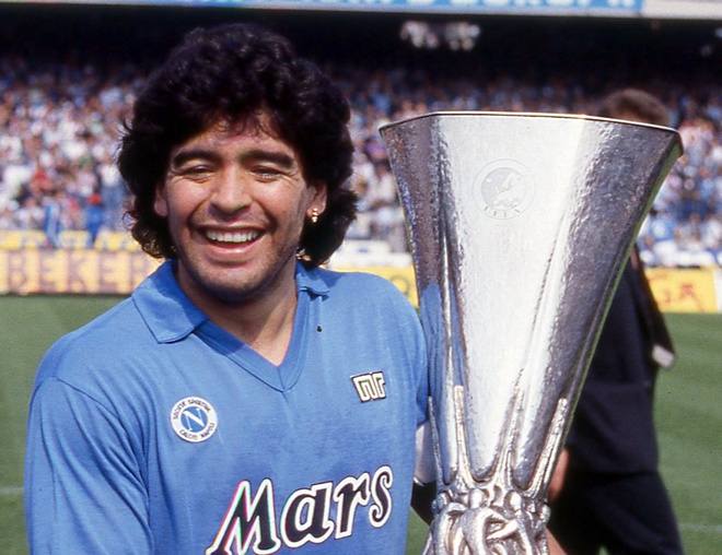 Maradona nâng cao danh hiệu UEFA Cup 1989. Tại tứ kết, Napoli thua Juventus 0-2 ở trận lượt đi. Đến trận lượt về, Napoli tạo nên màn lội ngược dòng kinh điển bằng chiến thắng 3-0. Maradona đã ghi bàn mở tỷ số trong trận lượt về.