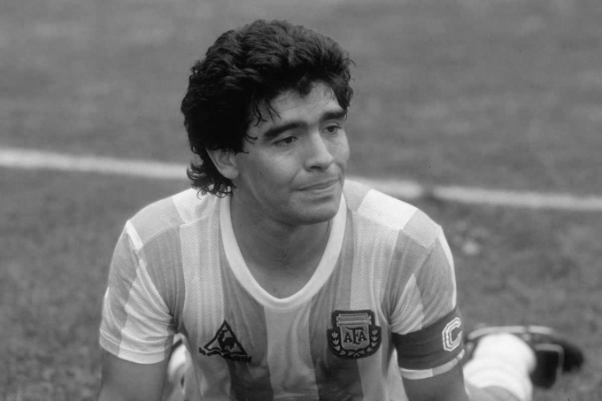 Tổng thống Argentina, ông Alberto Fernandez, tuyên bố quốc tang 3 ngày để tưởng nhớ huyền thoại bóng đá Diego Maradona.