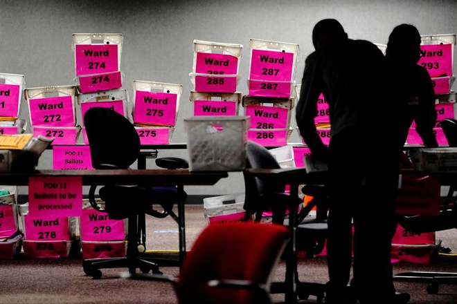 Bên trong khu vực thu thập và kiểm phiếu ở Milwaukee, bang Wisconsin vào ngày 3/11. Ảnh: Reuters.