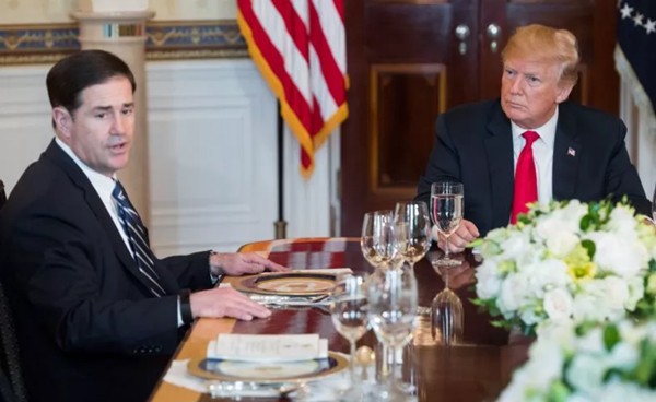 Thống đốc Ducey ăn tối với Tổng thống Trump tại Nhà Trắng vào giữa năm 2018. Ảnh: Saul Loeb/ AFP/ Getty.