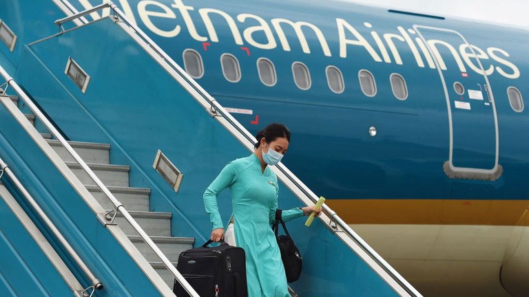 Vietnam Airlines đề nghị tiếp viên không mặc đồng phục, đặc biệt là áo dài, khi di chuyển ngoài đường và những nơi công cộng.