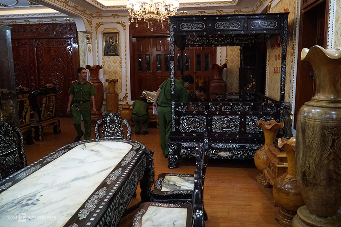 Một góc trong căn biệt thự của đại gia Thiện Soi cho thấy đồ dùng trong nhà đều là đồ gỗ quý cao cấp