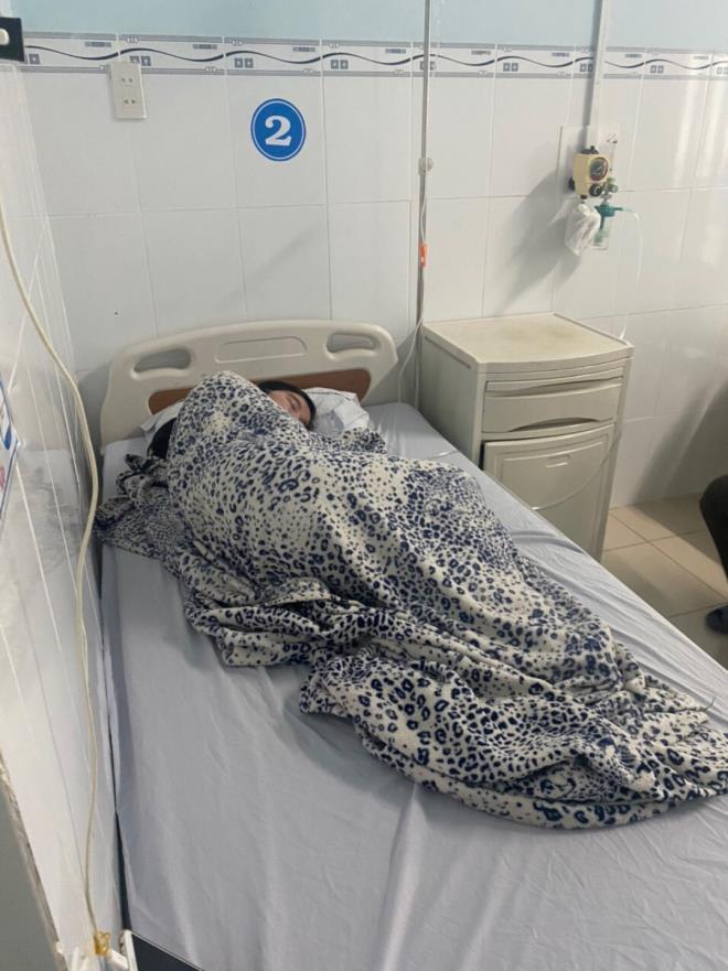 Nữ sinh Y. đang được điều trị tại Bệnh viện Nhi Đồng 2. (Ảnh: VOV.VN)