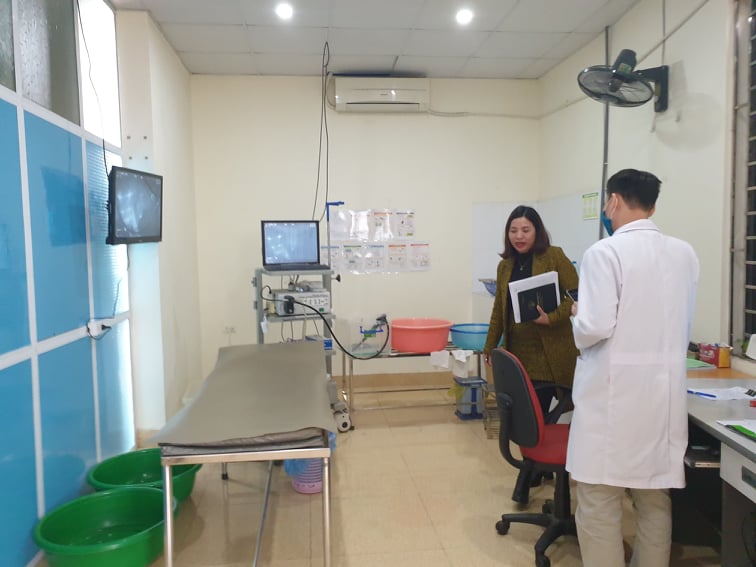  Bà Phan Thị Huyền – Đại diện Bệnh viện Đa khoa Trung Tâm cùng PV thực tế tại phòng chức năng của viện.