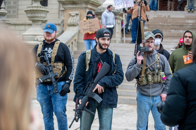 Những người đàn ông Mỹ mang súng xuống đường trong một cuộc biểu tình. Ảnh: IM