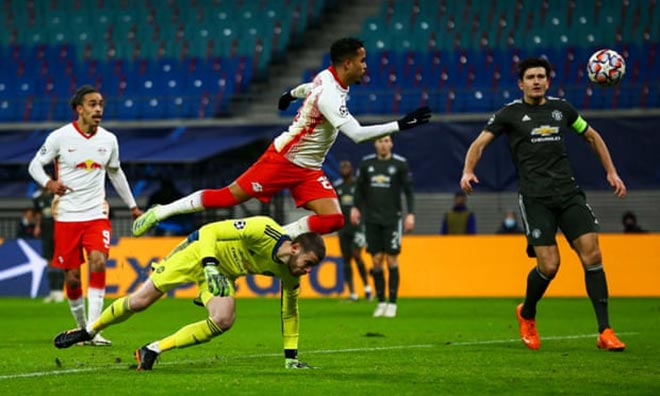Kluivert xông vào tận dụng sai lầm của Maguire để Leipzig dẫn 3-0
