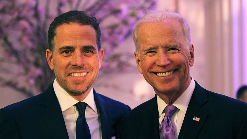 Hunter Biden và cha - Joe Biden. Ảnh: BBC