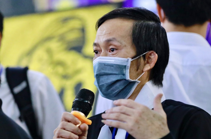 Nghệ sĩ Hoài Linh nói trong nước mắt trước khi đưa thi hài nghệ sĩ Chí Tài ra sân bay sang Mỹ.