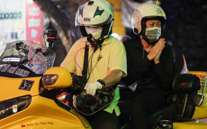 Nghệ sĩ Hoài Linh ngồi trên chiếc môtô dẫn đầu đoàn hộ tống. Anh liên tục chắp tay cảm ơn khán giả có mặt tại nhà tang lễ cũng như người dân đã nhường đường cho đoàn xe.