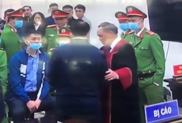 Hình ảnh thẩm phán Trương Việt Toàn bắt tay động viên bị cáo Nguyễn Đức Chung đang gây tranh cãi. (Ảnh: Cắt từ clip).