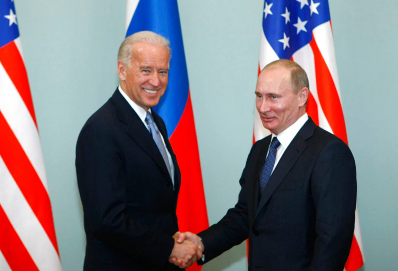 Tổng thống Nga Putin (phải) bắt tay với Phó Tổng thống Mỹ lúc bấy giờ Joe Biden, năm 2011.