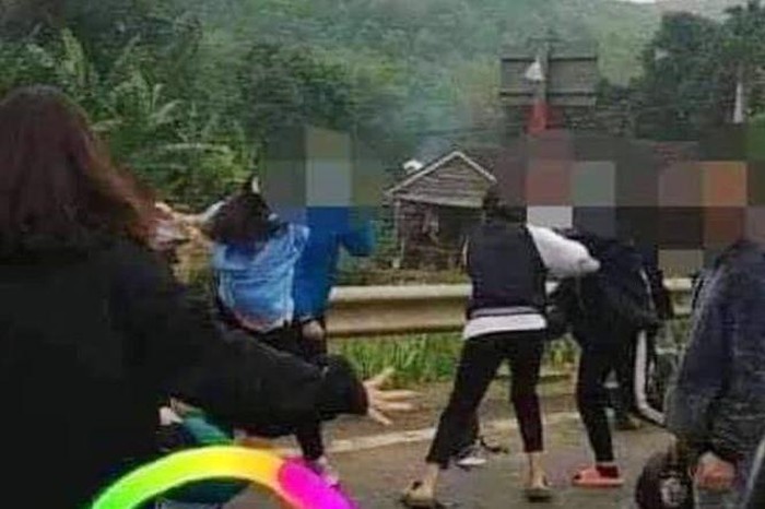 Hai nhóm nữ sinh đánh nhau bằng mũ bảo hiểm