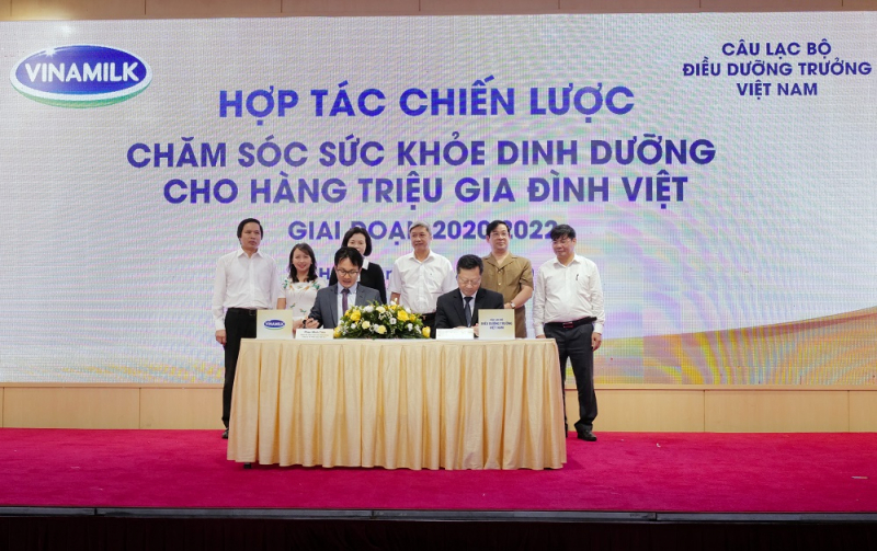 Ông Phan Minh Tiên (bên trái) và ông Hoàng Văn Thành đại diện ký kết hợp tác chiến lược giữa Vinamilk và CLB Điều dưỡng trưởng Việt Nam giai đoạn 2020-2022