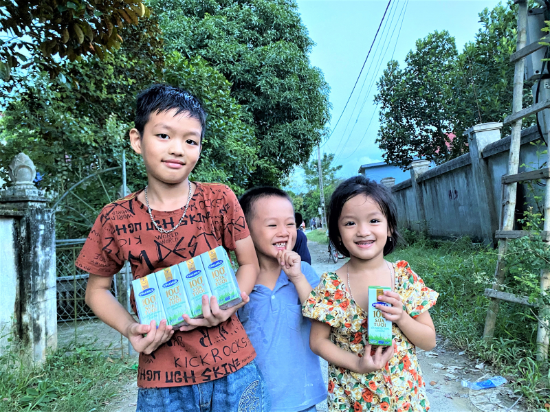 Các bạn nhỏ trong xóm đến chung vui đã cùng nhận quà từ Giám đốc Nhà máy sữa Vinamilk tại Nghệ An