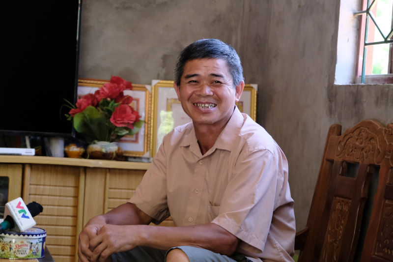 Ông Đàm Văn Neo, xã Trường Hà, tỉnh Cao Bằng vui mừng khi được nhận gần 2.000 cây keo từ chương trình