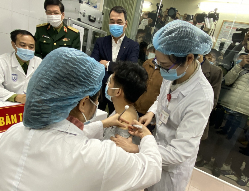 Sức khỏe của những người đầu tiên tiêm vắc xin Covid-19 Việt Nam giờ ra sao?