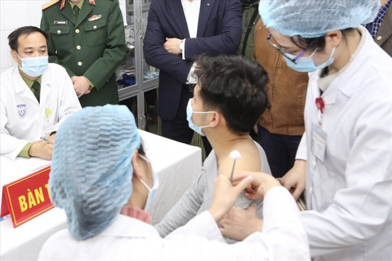 Hình ảnh tiêm thử nghiệm mũi tiêm vaccine COVID-19 đầu tiên tại Việt Nam. Ảnh: Hải Nguyễn