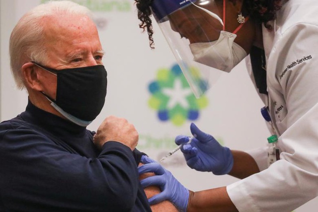 Ông Joe Biden tiêm vắc xin Covid-19 mũi đầu tiên hôm 21/12. (Ảnh: Reuters)