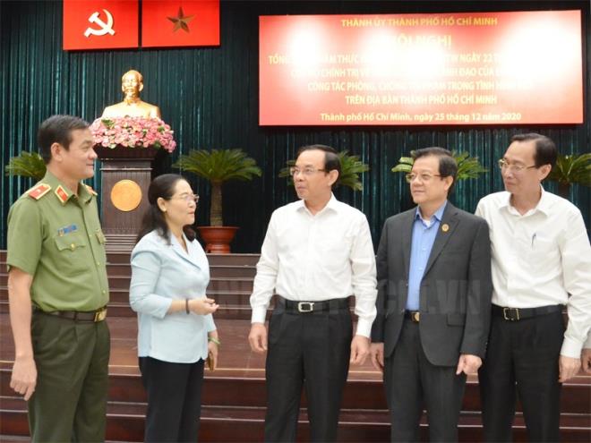 Bí thư Thành ủy TP.HCM Nguyễn Văn Nên trao đổi với các đại biểu tham dự hội nghị. (Ảnh: Thành ủy TP.HCM)