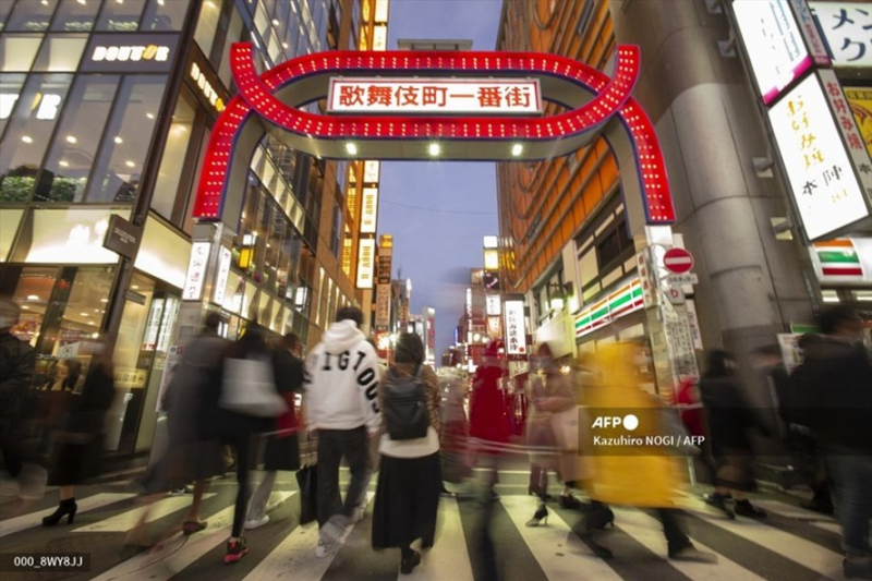 Người đi bộ ở khu Shinjuku của Tokyo, Nhật Bản hôm 12/12. Nhật Bản xác nhận hôm 25/12 rằng có 5 ca COVID-19 nhiễm biến thể virus ở Anh trên các hành khách từ Anh nhập cảnh Nhật Bản. Ảnh: AFP.