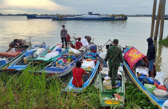 Bệnh nhân 1440 chi 50 triệu để nhập cảnh trái phép về Việt Nam. (Ảnh một thuyền máy đưa người nhập cảnh trái phép vào Việt Nam từ Campuchia bị bắt).